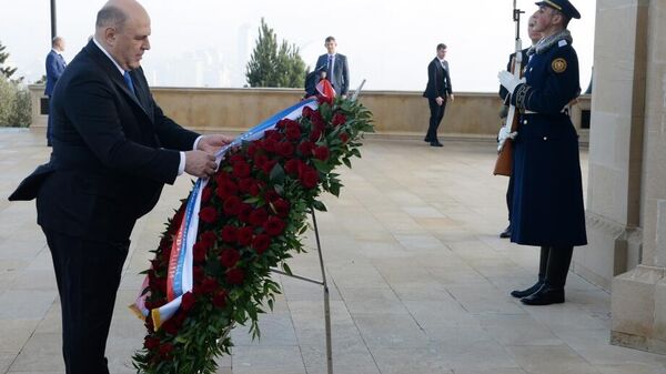 Председатель Правительства Российской Федерации Михаил Мишустин посетил могилу великого лидера и Шехидляр хиябаны - Sputnik Азербайджан