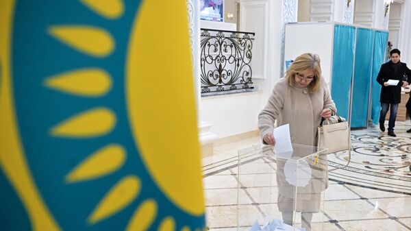 Избирательница голосует на внеочередных выборах президента Казахстана в посольстве Казахстана в Москве - Sputnik Азербайджан