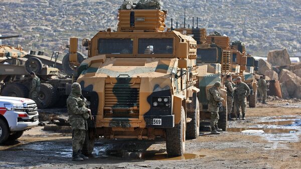 Конвой турецких войск возле деревни Кафр-Кармин, примерно в 35 км к западу от Алеппо. - Sputnik Азербайджан