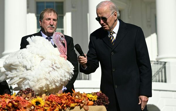Президент США Джо Байден помиловал индеек Шоколадку и Крошку по случаю Дня благодарения. - Sputnik Азербайджан