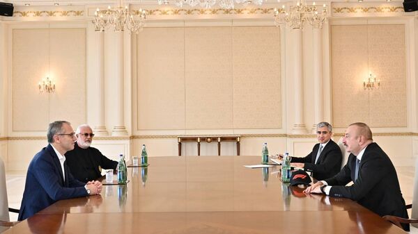 Ильхам Алиев принял председателя правления и советника группы Формулы-1 - Sputnik Азербайджан