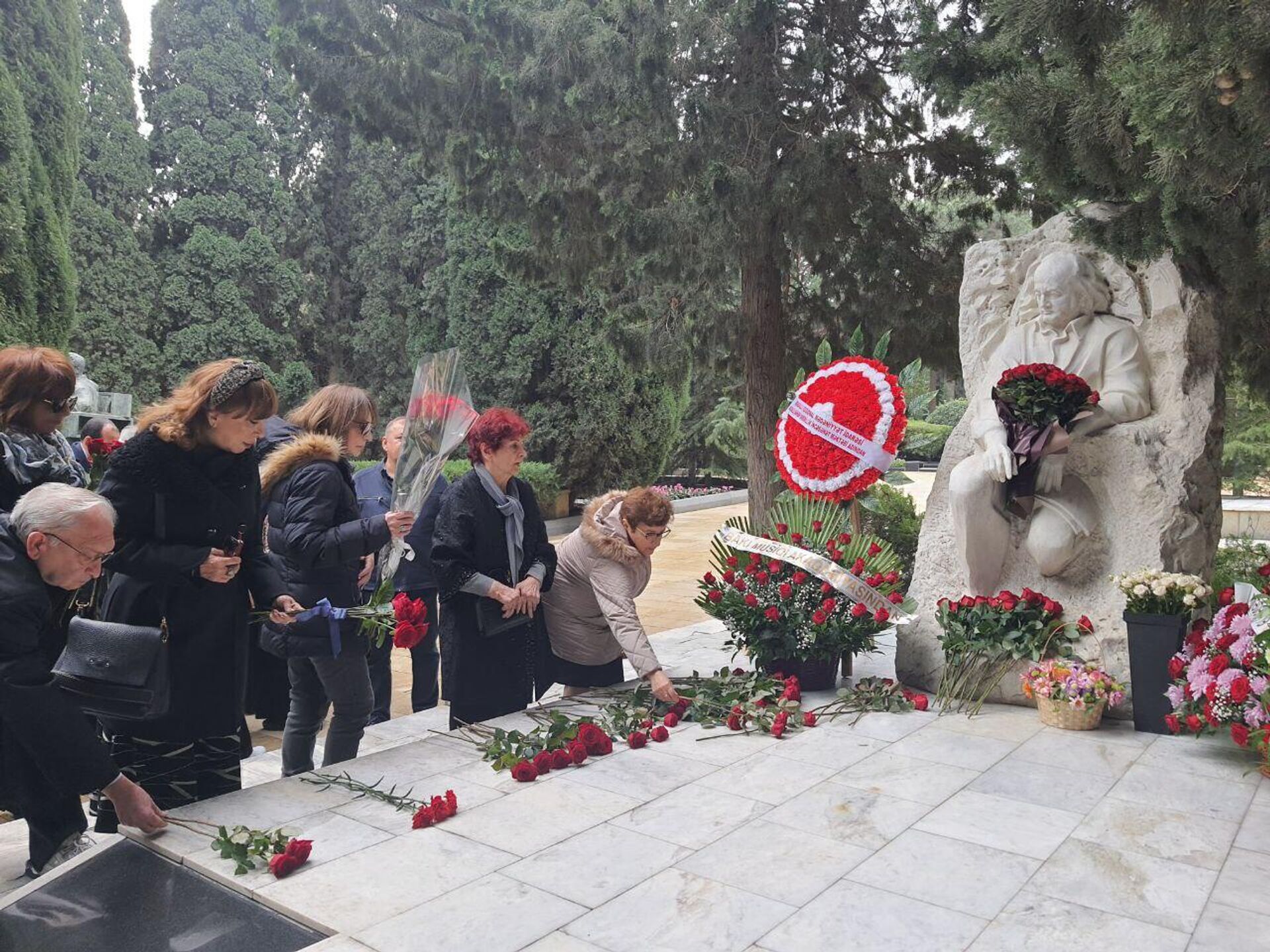 На Аллее почетного захоронения почтили память Фикрета Амирова - Sputnik Азербайджан, 1920, 22.11.2022