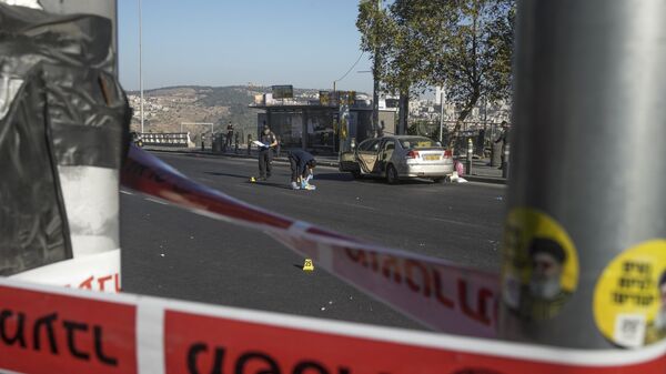 Израильская полиция осматривает место взрыва на автобусной остановке в Иерусалиме - Sputnik Азербайджан