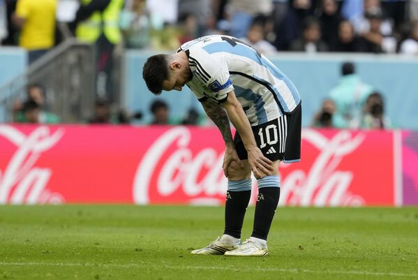 Аргентинец Лионель Месси стоит на поле разочарованным во время футбольного матча. - Sputnik Азербайджан