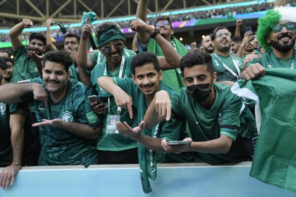 Болельщики Саудовской Аравии празднуют победу после футбольного матча. - Sputnik Азербайджан