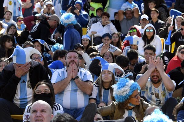 Аргентинский футбольный болельщик наблюдает, как команда проигрывает Саудовской Аравии. - Sputnik Азербайджан