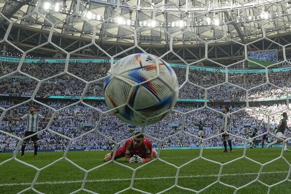 Вратарь сборной Аргентины Эмилиано Мартинес смотрит на мяч. - Sputnik Азербайджан