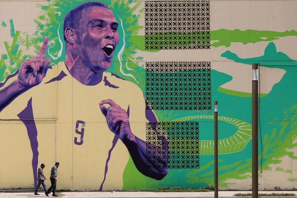 Граффити с изображением бразильского футболиста Роналдо к ЧМ-2022 по футболу в Дохе. - Sputnik Азербайджан