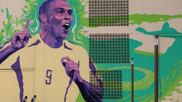 Граффити с изображением бразильского футболиста Роналдо к ЧМ-2022 по футболу в Дохе  - Sputnik Азербайджан