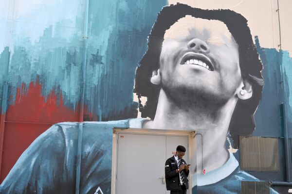 Граффити с изображением Диего Марадоны к ЧМ-2022 по футболу в Дохе. - Sputnik Азербайджан
