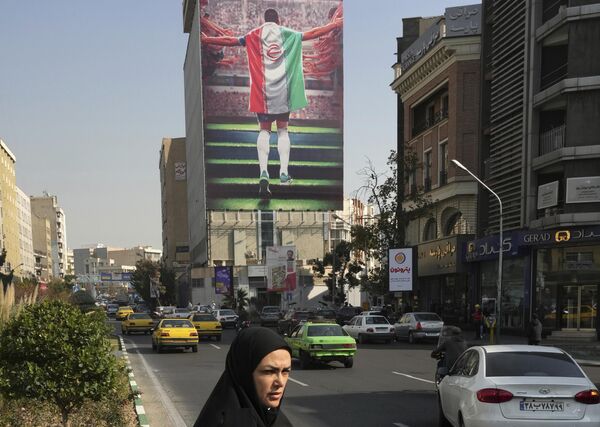 Граффити к ЧМ-2022 по футболу в Тегеране. - Sputnik Азербайджан