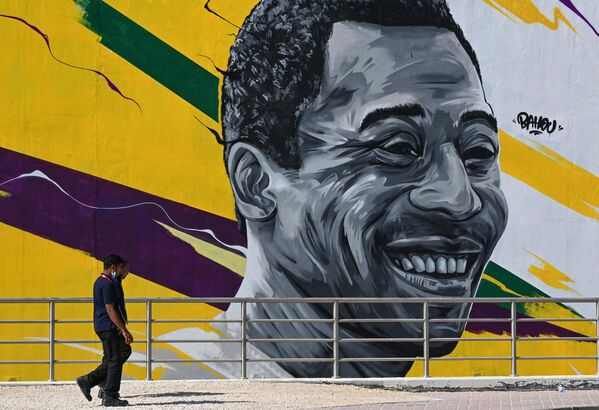 Граффити с изображением бывшего бразильского футболиста Пеле к ЧМ-2022 по футболу в Дохе. - Sputnik Азербайджан