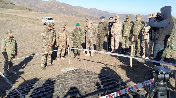 Военные атташе и журналисты осмотрели минное поле на высоте Сарыбаба - Sputnik Азербайджан