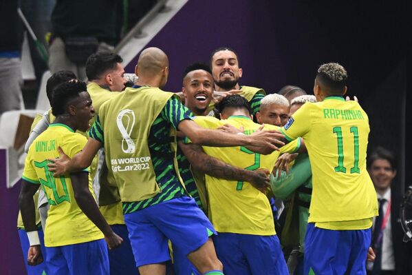 Игроки сборной Бразилии радуются забитому мячу в матче группового этапа чемпионата мира по футболу между сборными Бразилии и Сербии.  - Sputnik Азербайджан