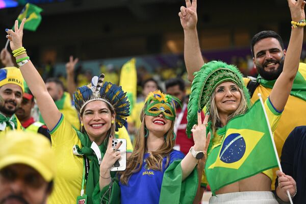Болельщики сборной Бразилии перед началом матча группового этапа чемпионата мира по футболу между сборными Бразилии и Сербии. - Sputnik Азербайджан