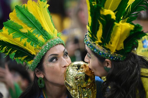 Болельщицы сборной Бразилииперед началом матча группового этапа чемпионата мира по футболу между сборными Бразилии и Сербии.  - Sputnik Азербайджан