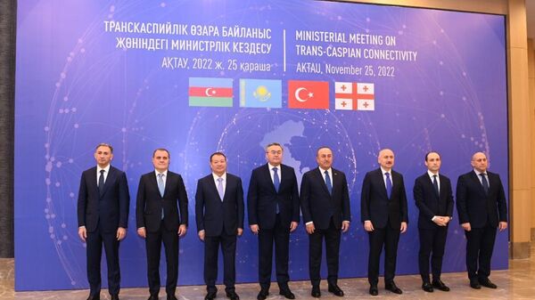 Министр иностранных дел Азербайджана Джейхун Байрамов прибыл с визитом в казахстанский город Актау,  где сегодня состоится вторая трехсторонняя встреча глав МИД АР, Казахстана и Турции - Sputnik Азербайджан