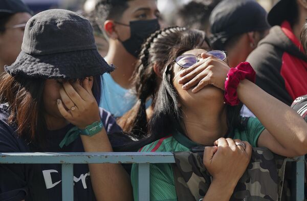 Мексиканские футбольные болельщики смотрят матч своей команды против. - Sputnik Азербайджан