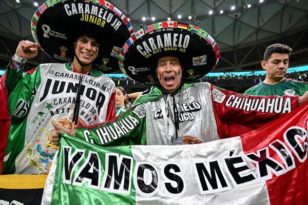 Мексиканские футбольные болельщики смотрят матч своей команды против. - Sputnik Азербайджан