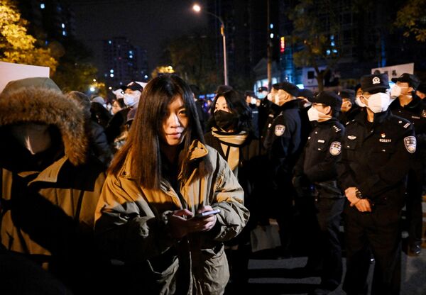 Масштабные протесты в Китае из-за коронавирусного локдауна. - Sputnik Азербайджан