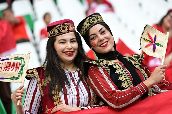 Болельщицы на трибунах стадиона Education City во время матча между Данией и Тунисом. - Sputnik Азербайджан