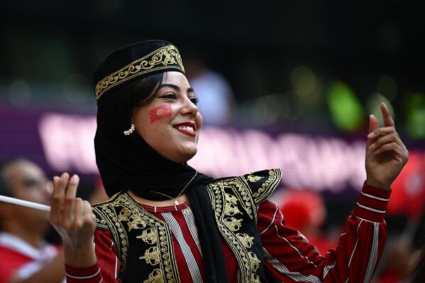 Болельщица из Туниса перед началом матча группового этапа чемпионата мира по футболу между сборными Дании и Туниса. - Sputnik Азербайджан