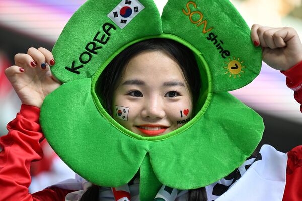 Болельщица из Южной Кореи перед началом матча группового этапа чемпионата мира по футболу между Южной Кореей и Ганой. - Sputnik Азербайджан