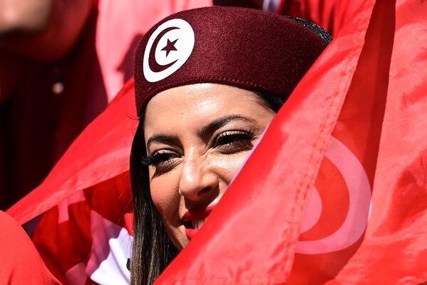 Tunis və Avstraliya komandaları arasında keçirilən futbol üzrə Dünya Çempionatının qrup mərhələsi matçından əvvəl Tunis milli komandasının azarkeşi. - Sputnik Azərbaycan