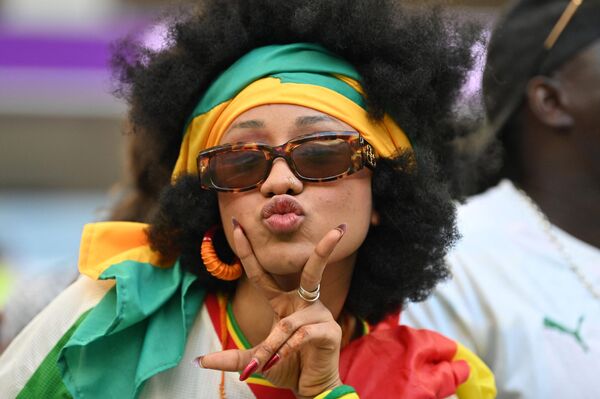 Болельщица сборной Сенегала перед началом матча группового этапа чемпионата мира по футболу между сборными Катара и Сенегала. - Sputnik Азербайджан