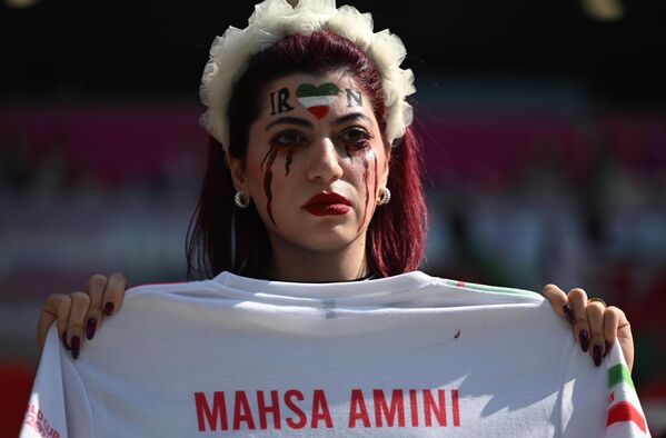 Болельщица Ирана перед началом матча группового этапа чемпионата мира по футболу между сборными Уэльса и Ирана - Sputnik Азербайджан