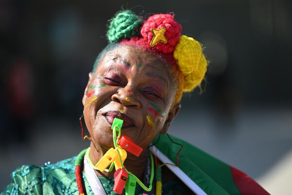Болельщица сборной Камеруна перед началом матча группового этапа чемпионата мира по футболу между сборными Швейцарии и Камеруна - Sputnik Азербайджан