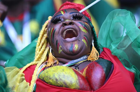 Болельщица сборной Камеруна перед началом матча группового этапа чемпионата мира по футболу между сборными Швейцарии и Камеруна - Sputnik Азербайджан