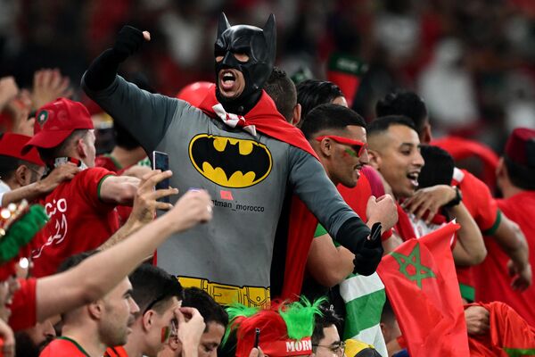 Болельщики Марокко, в том числе один, одетый как Бэтмен, подбадривают команду во время футбольного матча. - Sputnik Азербайджан