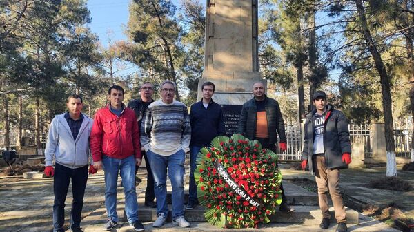На Ясамальском кладбище города Баку прошла традиционная акция по благоустройству захоронений советских воинов, погибших во время Великой Отечественной войны - Sputnik Азербайджан