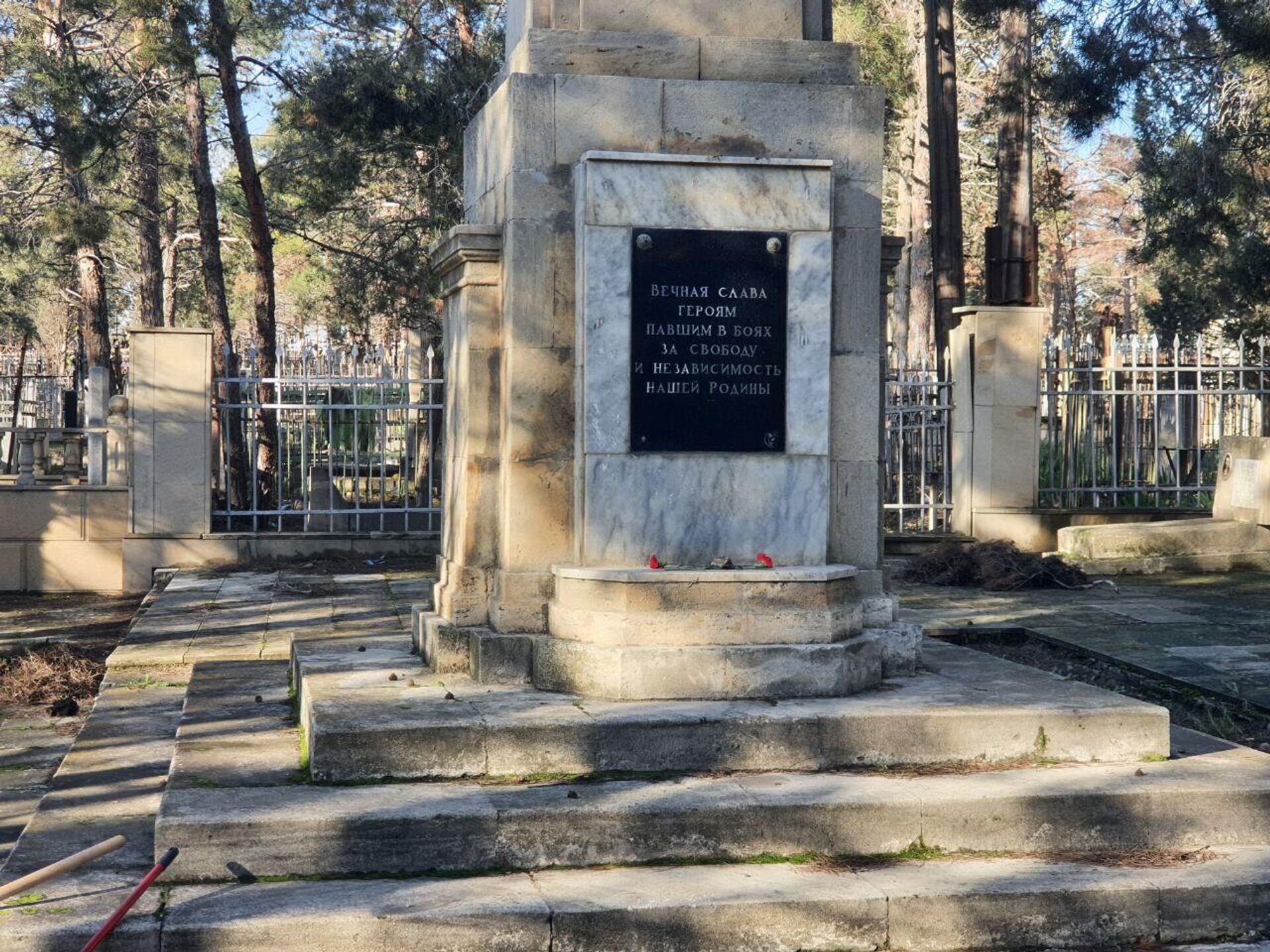На Ясамальском кладбище города Баку прошла традиционная акция по благоустройству захоронений советских воинов, погибших во время Великой Отечественной войны - Sputnik Азербайджан, 1920, 02.12.2022