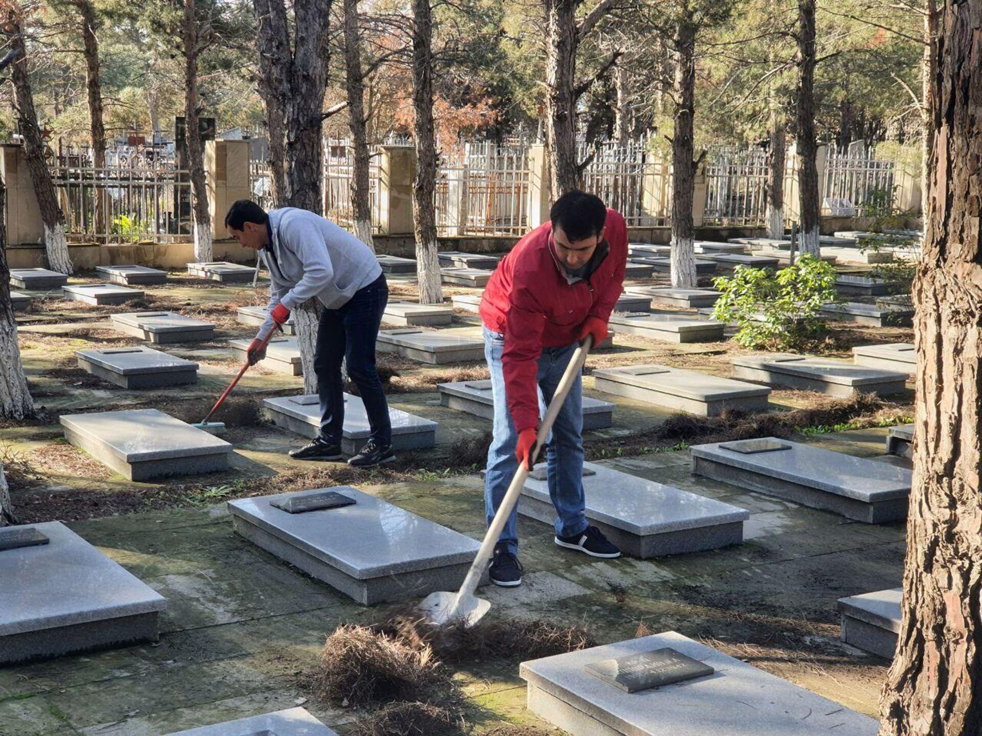 На Ясамальском кладбище города Баку прошла традиционная акция по благоустройству захоронений советских воинов, погибших во время Великой Отечественной войны - Sputnik Азербайджан, 1920, 02.12.2022