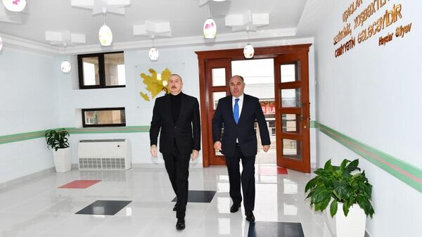  Президент Азербайджана Ильхам Алиев совершил поездку в Огузский район - Sputnik Азербайджан