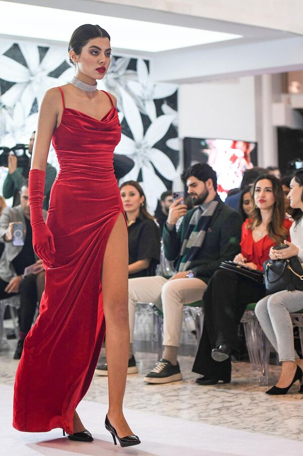 В Баку стартовал 13-й сезон официальной Недели моды страны – Azerbaijan Fashion Week. - Sputnik Азербайджан
