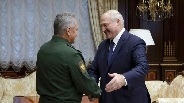 Aleksandr Lukaşenko və Sergey Şoyqu - Sputnik Azərbaycan