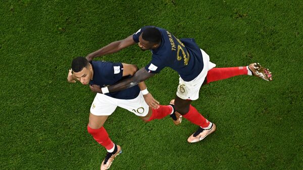 Футболисты сборной Франции празднуют забитый в ворота Польши гол - Sputnik Азербайджан