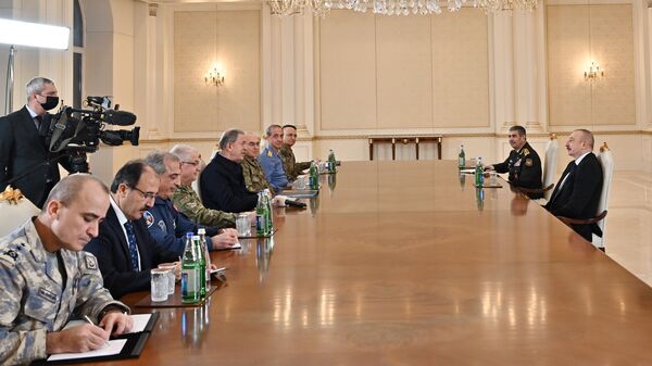Президент АР обсудил с главой Минобороны Турции совместные азербайджано-турецкие учения - Sputnik Азербайджан