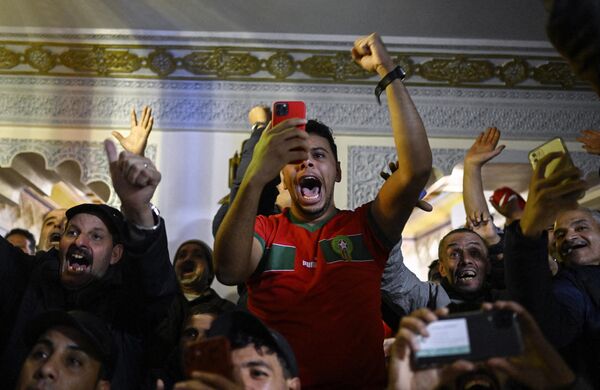 Болельщики Марокко празднуют победу своей сборной в ЧМ-2022 в Катаре. - Sputnik Азербайджан