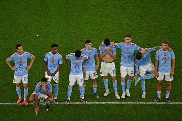 Реакция футболистов Испании во время серии пенальти в конце ЧМ-2022 в Катаре. - Sputnik Азербайджан