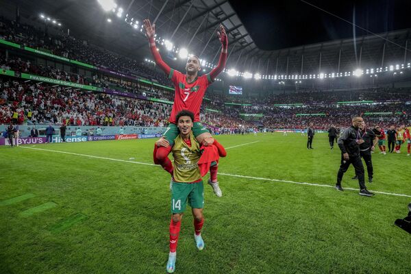 Хаким Зиеш (вверху) празднует победу со своим товарищем по команде Закарией Абухлалом из Марокко. - Sputnik Азербайджан