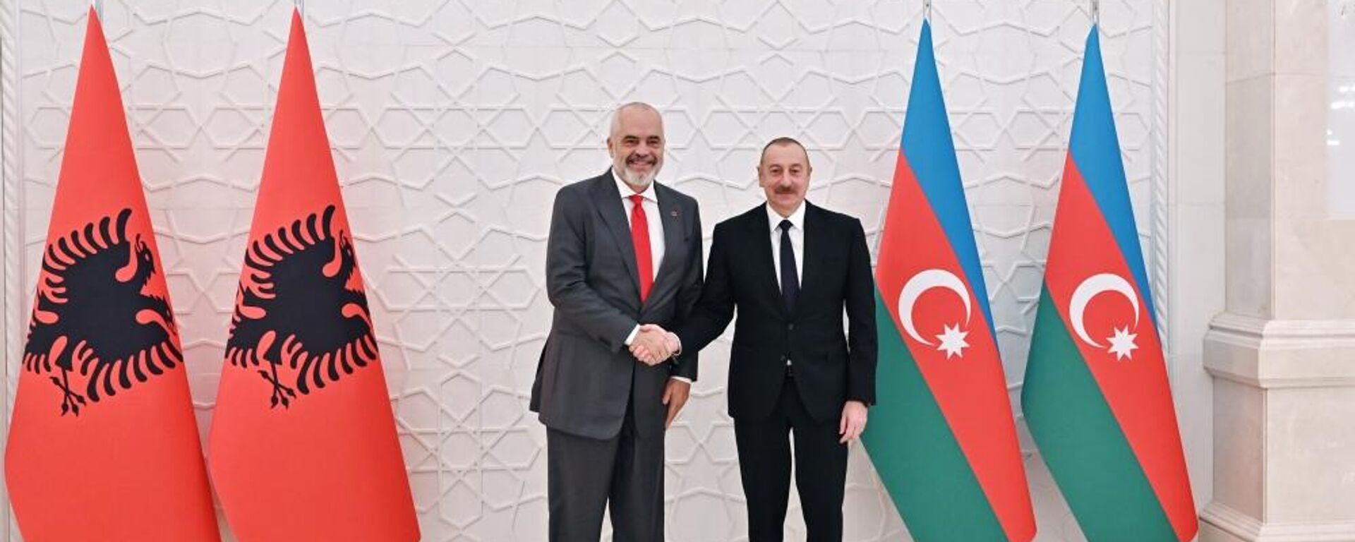 Azərbaycan Prezidenti İlham Əliyevin Albaniyanın Baş naziri Edi Rama ilə təkbətək görüşü olub  - Sputnik Азербайджан, 1920, 08.12.2022