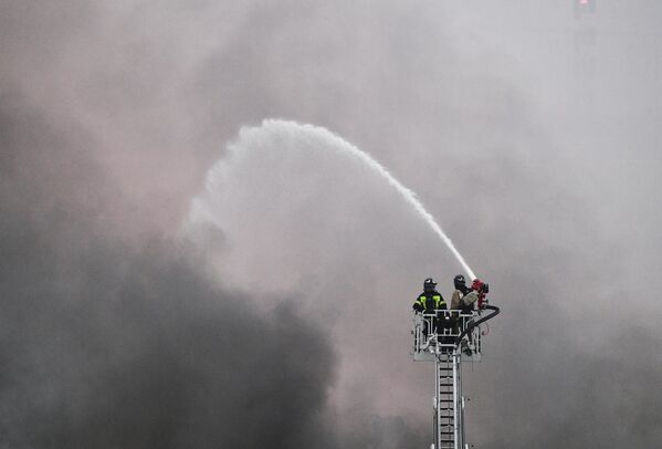 Пожарные тушат возгорание в магазине OBI в торговом центре &quot;МЕГА Химки&quot;.  - Sputnik Азербайджан
