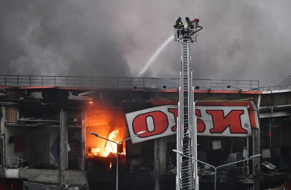 Пожарные тушат возгорание в магазине OBI в торговом центре &quot;МЕГА Химки&quot;.  - Sputnik Азербайджан