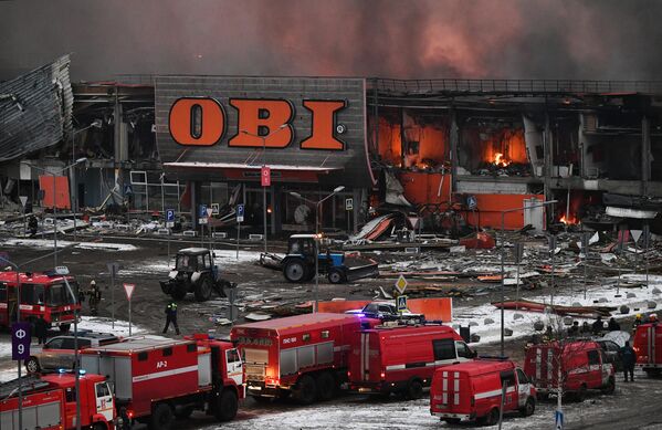 Пожарные машины у магазина OBI в торговом центре &quot;МЕГА Химки&quot;, где начался пожар.  - Sputnik Азербайджан