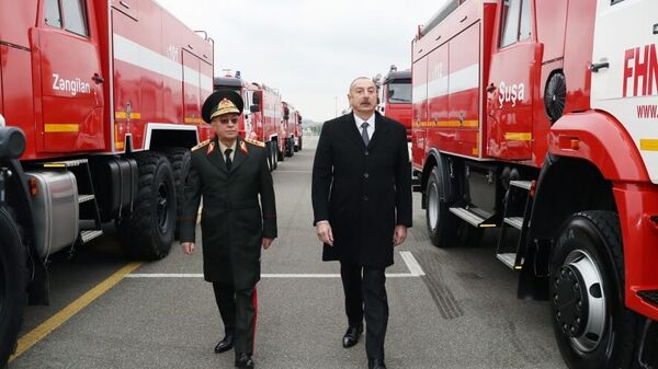 Ильхам Алиев ознакомился с новой техникой спецназначения и автомобилями скорой помощи - Sputnik Азербайджан