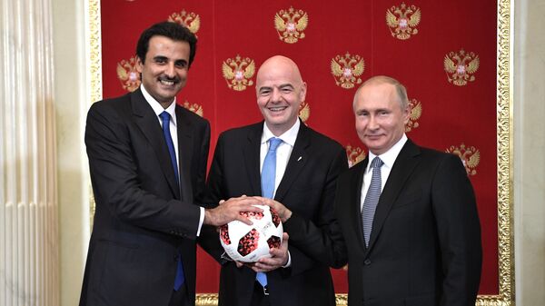 Vladimir Putin DÇ-2022-nin simvolik topunu Qətər əmirinə təqdim edib - Sputnik Azərbaycan